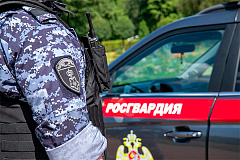 Росгвардейцы помогают на улицах Москвы гражданам, нуждающимся в помощи
